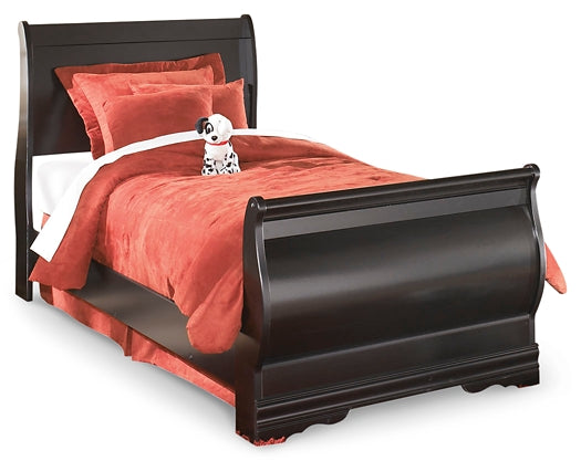 Huey Vineyard Full Sleigh Bed with Mirrored Dresser and Chest